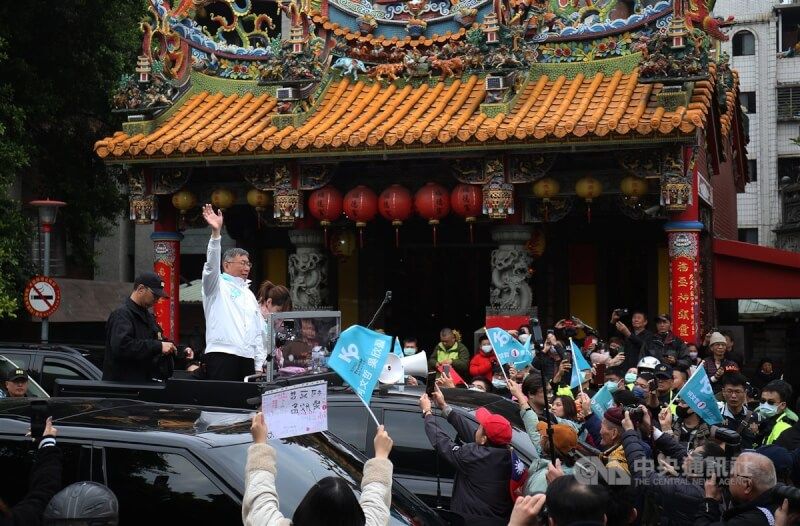 台灣民眾黨總統候選人柯文哲（車上白衣）10日下午前往新北市蘆洲忠義廟參拜，他站在車上向現場支持者揮手致意。中央社記者趙世勳攝 113年1月10日