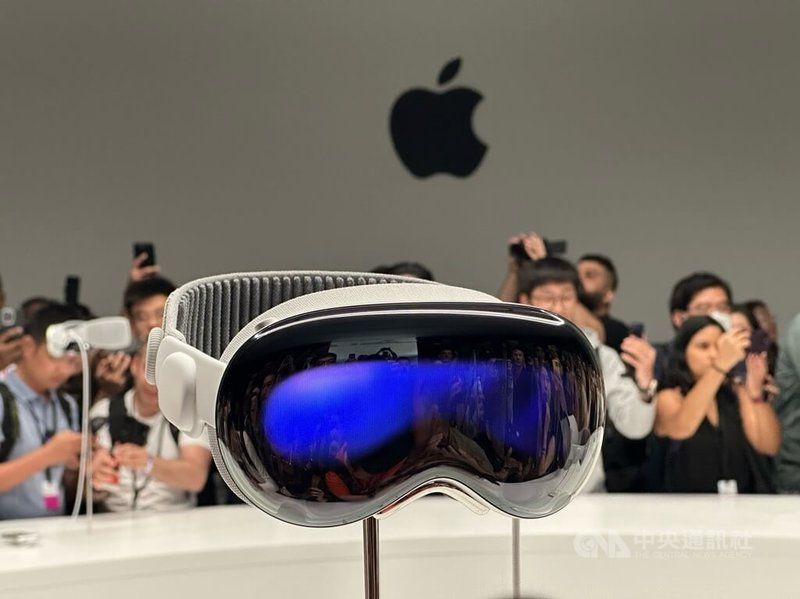圖為蘋果擴增實境（AR）頭戴裝置Vision Pro。（中央社檔案照片）