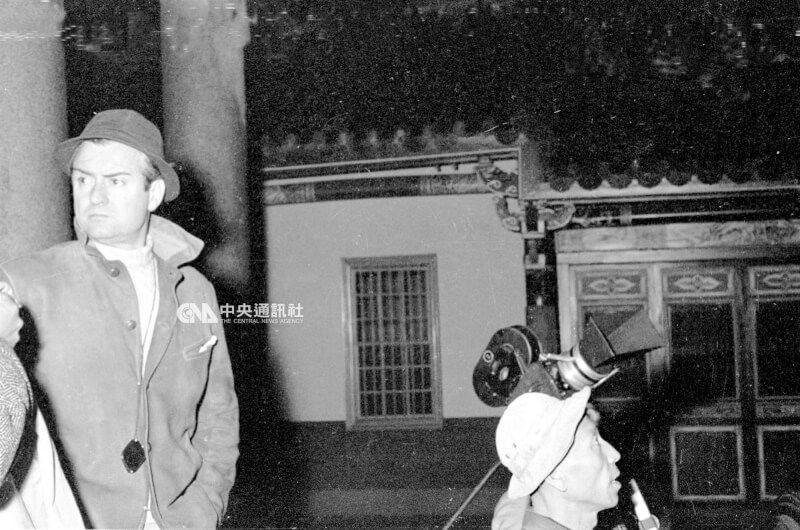 中影與義大利合作電影「上海最後列車」，義籍導演麥路西（左）在台北大龍峒孔廟取景。（中央社檔案照片）