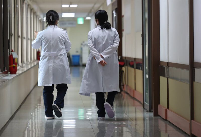韓國實習與住院醫生為抗議醫學院招生增額，大舉請辭、罷工。圖為大邱一家醫院的醫護人員。（韓聯社）