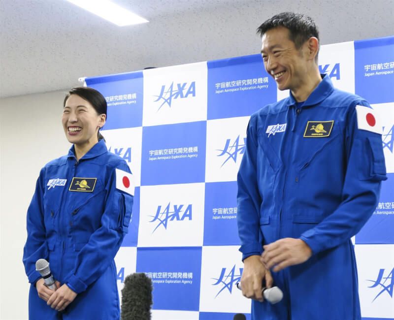 圖為通過日本宇宙航空研究開發機構招考的諏訪理（右）與米田亞優（左）。（共同社）