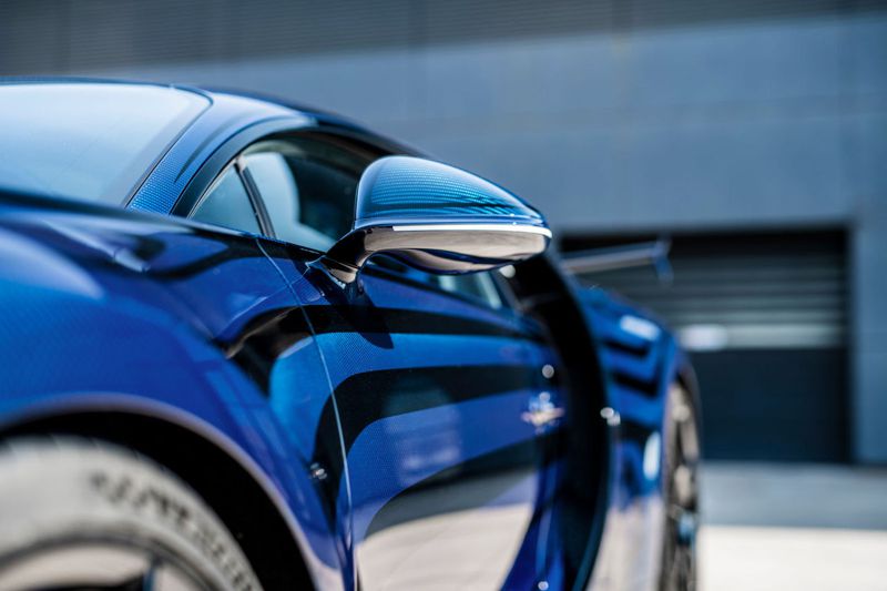 Bugatti烤漆專家的專業知識是讓客戶選擇的車色變為現實的關鍵。 圖／Buga...