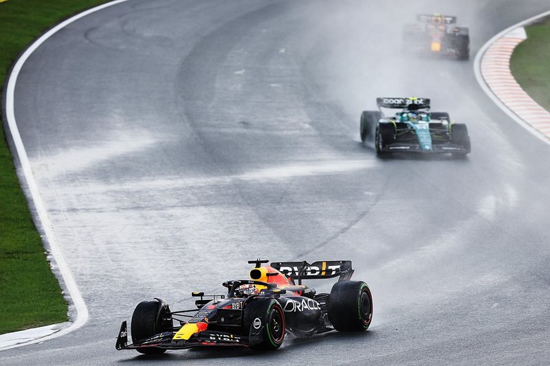 荷蘭大獎賽Max Verstappen駕駛RB19，領先第二名Fernando ...