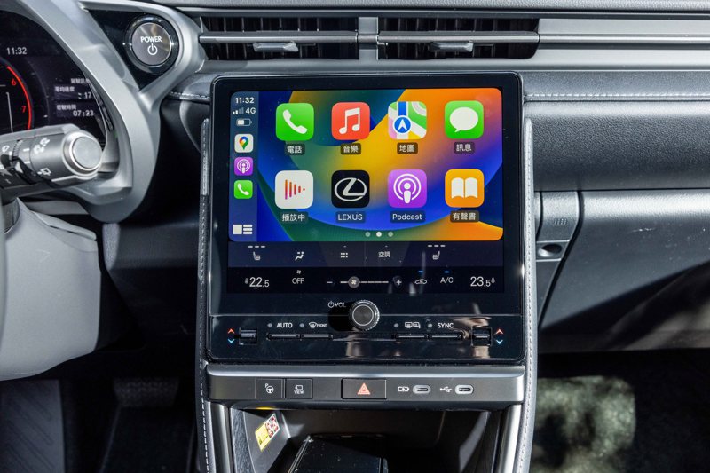 全車系搭載9.8吋直立式觸控多媒體系統，並支援無線Apple CarPlay/A...