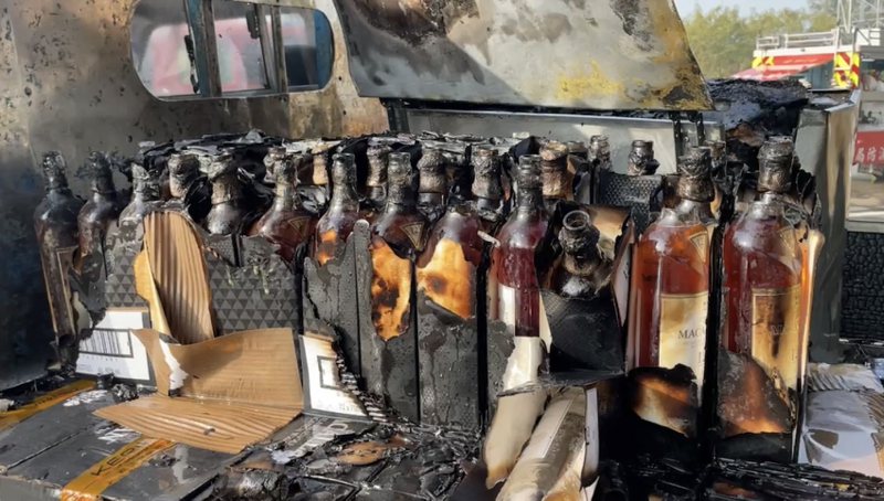 金門31日下午發生一起火燒車事故，一輛貨車載著數十箱「麥卡倫」威士忌沒想到後方車...