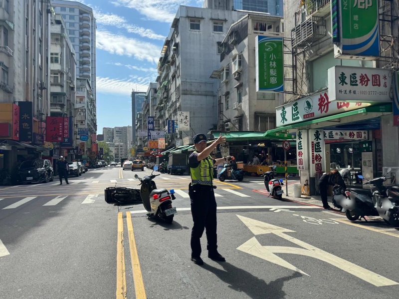 台北市大安區一名騎士因為觀看車架導航，沒有注意路況與起步車輛相撞，警方到場處理。...