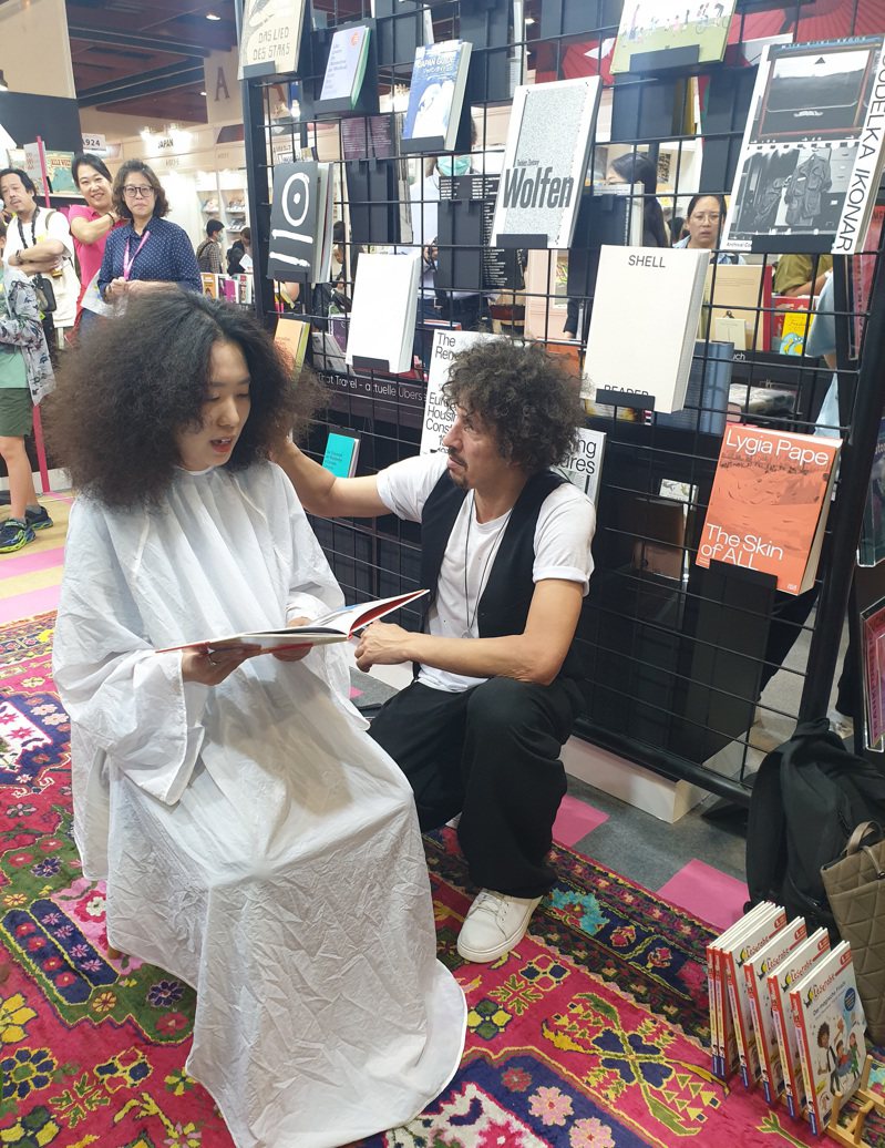2024台北國際書展創意多，圖為德國館推出閱讀就可以免費剪髮的創意服務。記者陳宛茜／攝影