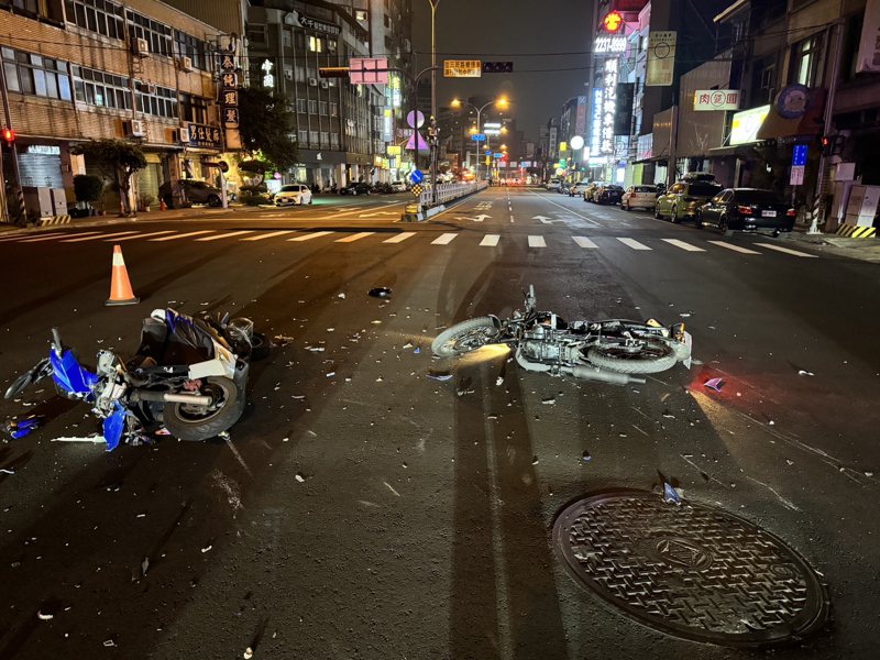 台中市北區三民路昨晚發生一起機車對撞的交通事故，兩名妙齡女子送醫，其中騎檔車的熊...