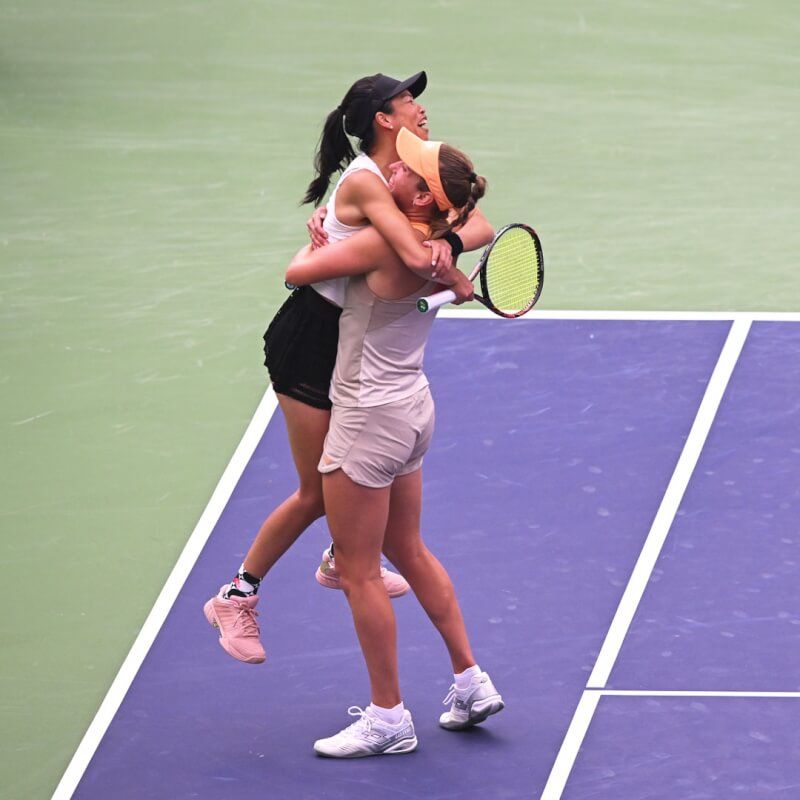 台灣網球名將謝淑薇（左）與比利時搭檔梅丹斯（右）17日在印地安泉網球賽女雙奪冠，謝淑薇也正式重返女雙世界球後。（圖取自twitter.com/BNPPARIBASOPEN）