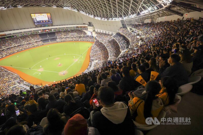 巨人交流賽2日在台北大巨蛋開打3萬7890位人進場加油，刷新台灣棒球單場觀眾紀綠。中央社記者王騰毅攝 113年3月2日