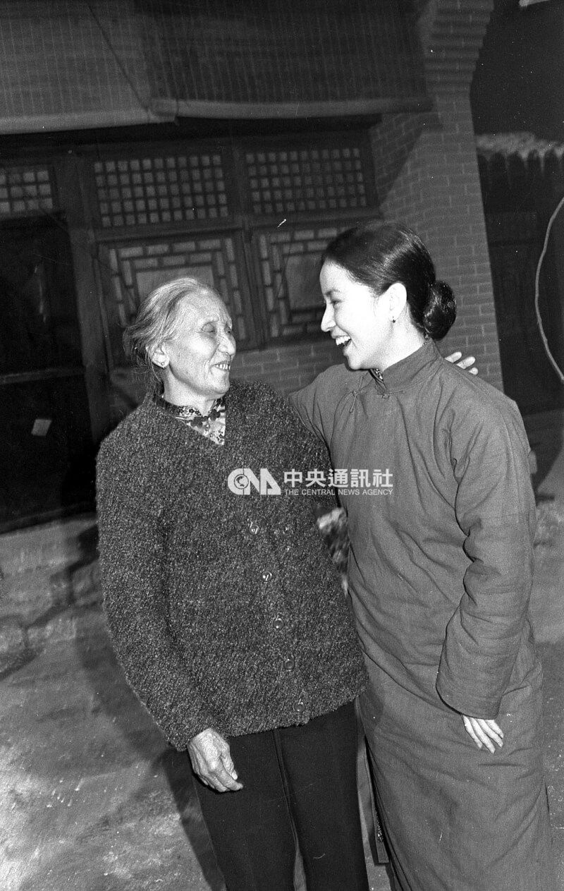 鍾台妹（左）與林鳳嬌（右）在中影士林片廠。（中央社檔案照片）