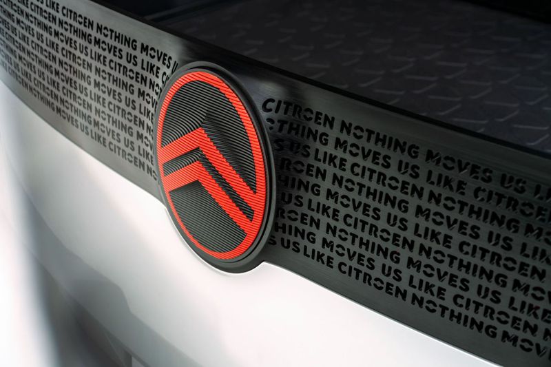 使用Citroën全新紅外線Logo的概念車，並帶有“Nothing Moves Us Like Citroen”字樣。 圖／Citroën