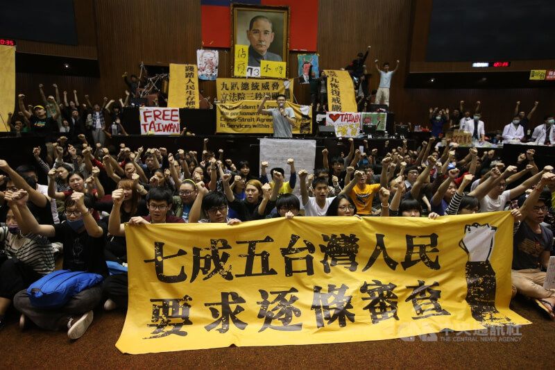 太陽花學運屆滿10年，對台灣政壇影響深遠。2014年3月20日，佔據立法院議場的反服貿群眾喊話要總統馬英九進行公開對話及協商，要求承諾通過兩岸協議監督條例。（中央社檔案照片）