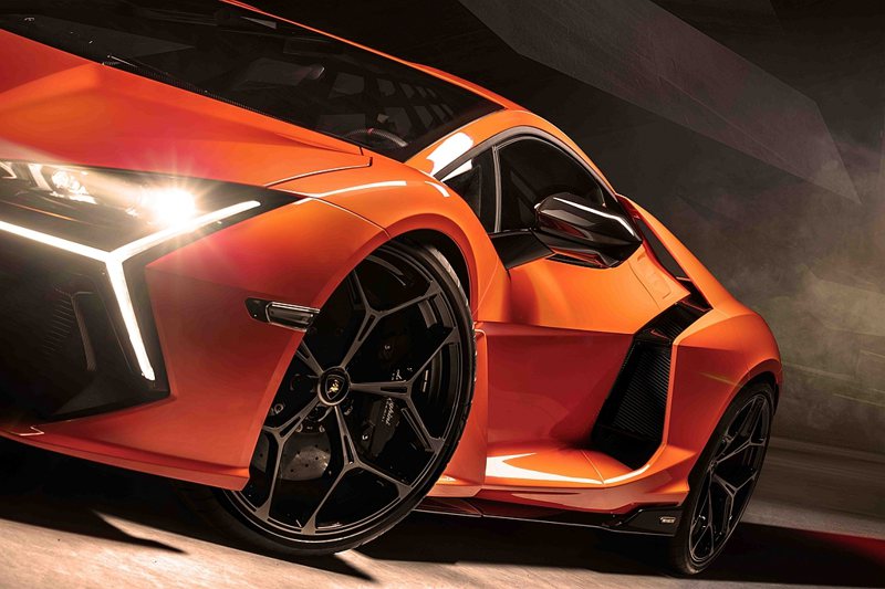 Lamborghini於成立60週年之際，推出首款HPEV高性能混合動力超級跑車Revuelto，更獨家搭載日本普利司通客制化開發的Potenza Sport高性能車胎。 圖／Lamborghini提供