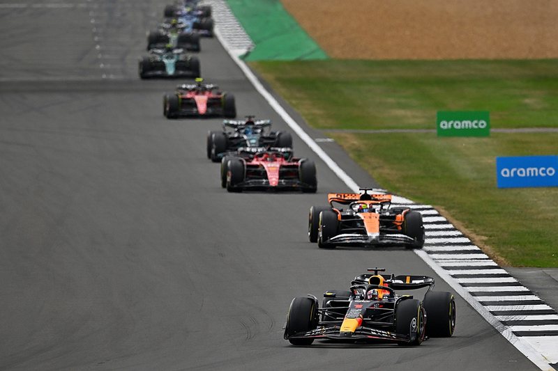 荷蘭車手Max Verstappen駕駛著RB19賽車，贏得英國銀石賽道冠軍。 圖／Red Bull提供