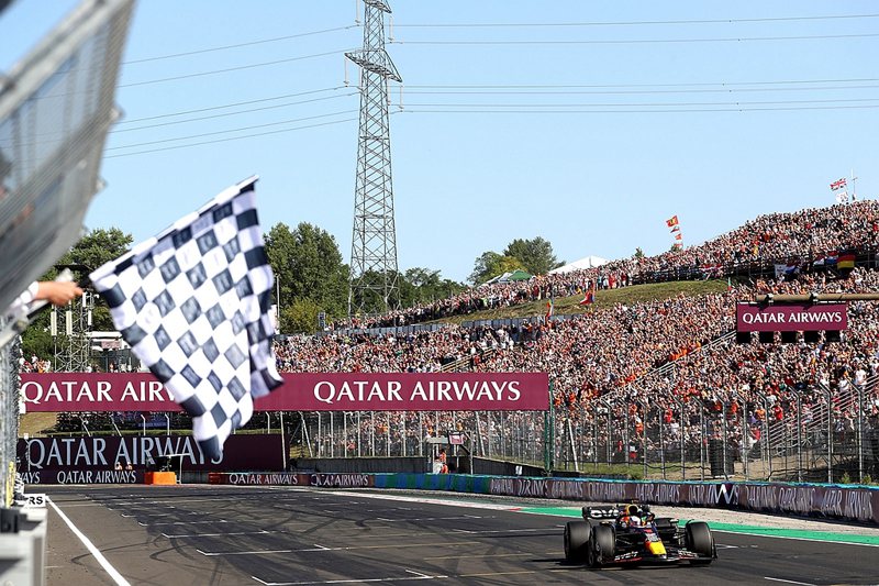 Max Verstappen行駛RB19在F1匈牙利大獎賽拿下他本季的第9場勝利。 圖／Red Bull提供