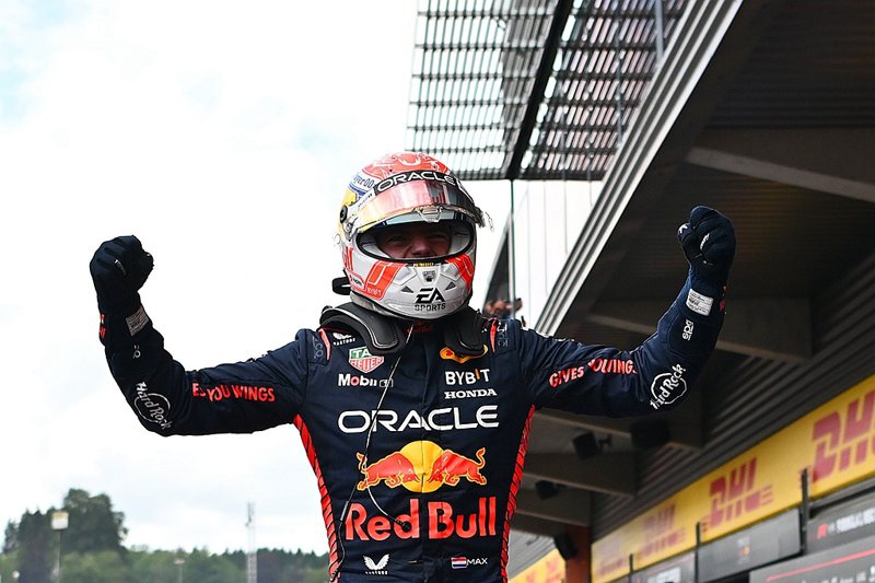 Max Verstappen不受起跑退罰、氣候雨勢等影響，儘管從第六位起跑仍穿越領先車陣，最終以22秒的大幅領先，奪下本季八連勝同時也是個人第10座冠軍。 圖／Red Bull提供