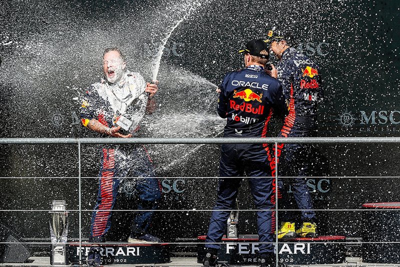 Red Bull車隊在比利時大獎賽包辦冠亞軍，與車隊工程師一同在頒獎台上歡慶。 圖／Red Bull提供