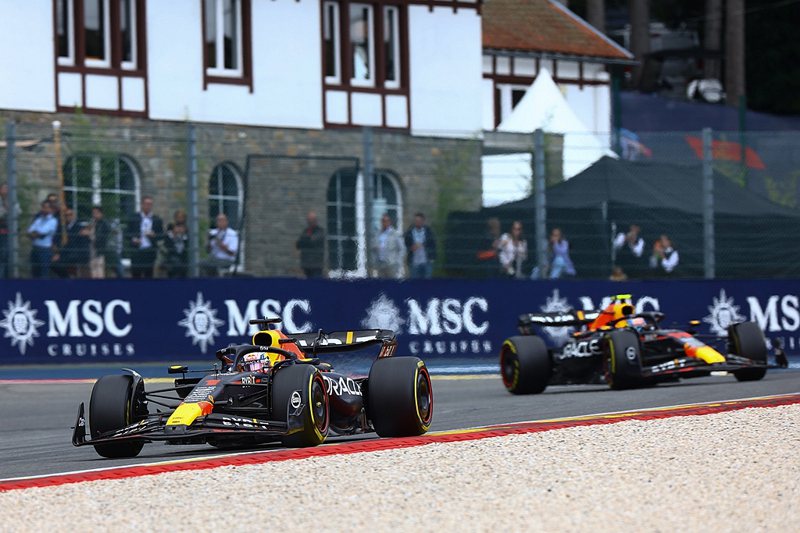 Max Verstappen與Sergio Perez在F1比利時大獎賽以一二名完賽，為Red Bull車隊創下本季第五次包辦冠亞軍的紀錄，並續寫跨季連勝。 圖／Red Bull提供