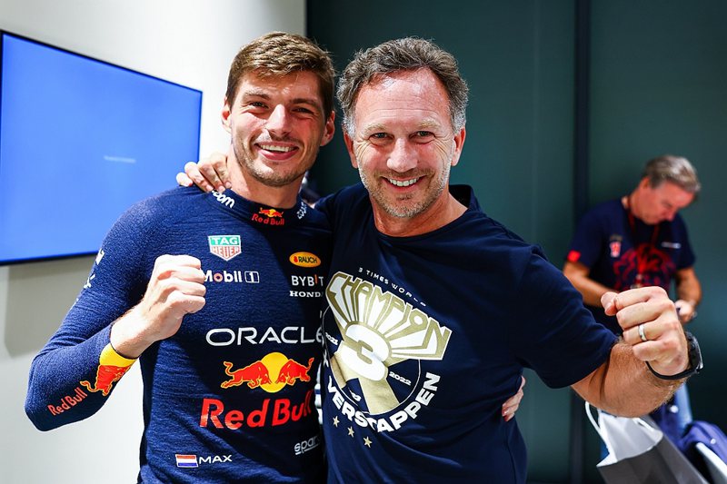 Max Verstappen與Red Bull車隊負責人Christian Horner一同歡呼Verstappen贏得三連霸。 圖／Red Bull提供