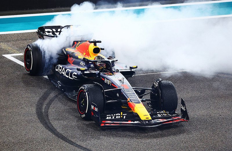 Max Verstappen在F1收官戰阿布達比大賽再次奪下冠軍，在終點線燒胎慶祝。 圖／Red Bull提供