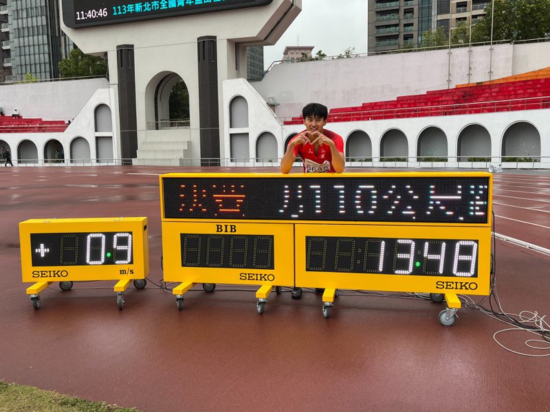 謝元愷在高男110公尺跨欄決賽跑出13秒48的佳績。記者劉肇育／攝影