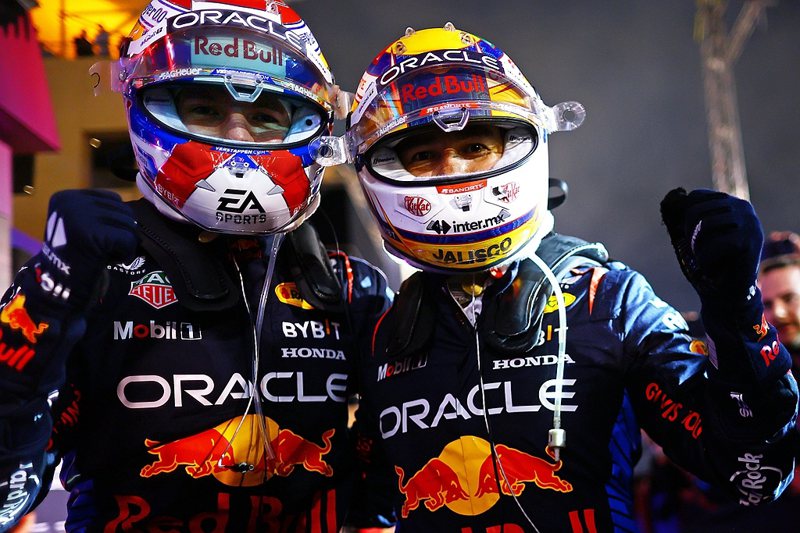 一級方程式本季揭幕戰由Red Bull車隊車手Max Verstappen（左）偕隊友Perez（右）包辦冠亞軍。 圖／Red Bull提供