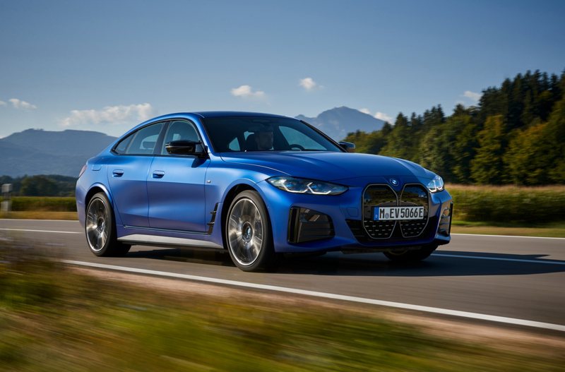 全新BMW i4擁有帥氣的四門轎跑身影，展現出專屬於BMW的電能駕馭熱情。 圖/汎德提供