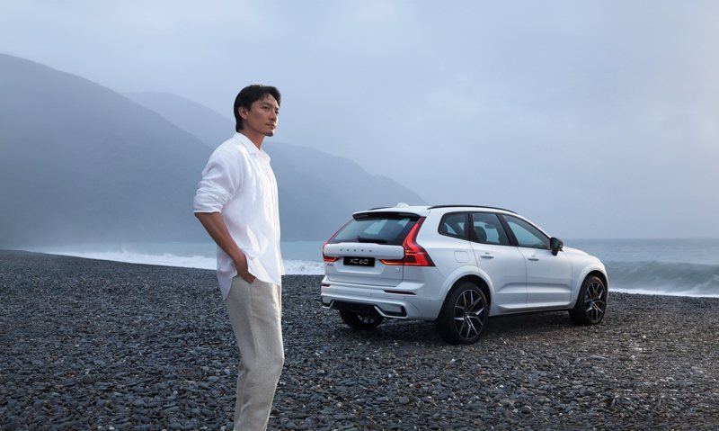 Volvo XC60 曾連續三年拿下「最佳家庭車款」桂冠，一直被譽為第二個舒適的家，集奢華居室與科技操控於一身，正如同張震的魅力一般，看似狂野強悍，但觸碰到柔軟的一面又釋放出優雅能量。 圖／國際富豪汽車提供