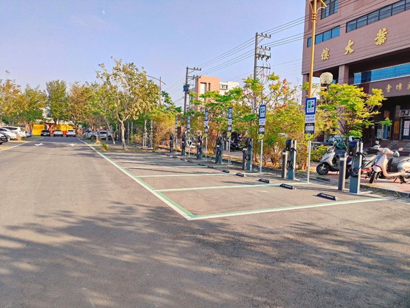 彰化縣境內公有路外停車場目前設有28席充電停車位，其中鹿港鎮北區遊客中心停車場有16席，是縣內縣充電車位最多的停車場。