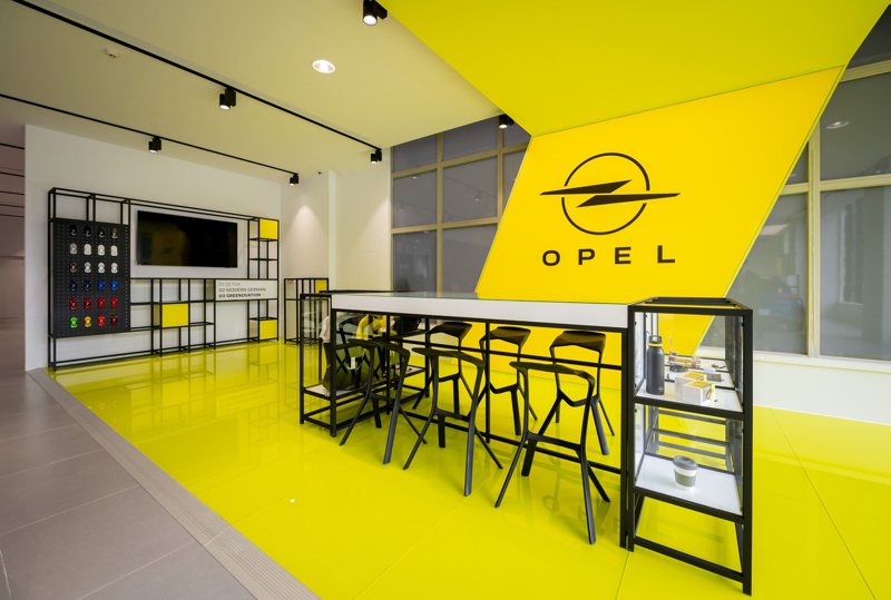 OPEL內湖旗艦展示中心依循德國原廠最新品牌CI規範打造，以深灰巧妙搭配品牌標誌性檸檬黃，開闊寬敞的無柱式展間以及良好採光，完整展示品牌車款。 圖／歐吉汽車提供