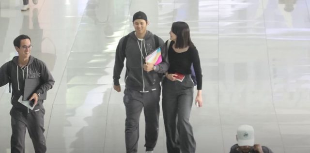 大谷翔平(中)與妻子田中真美子帶著新翻譯艾爾頓離開首爾畫面。