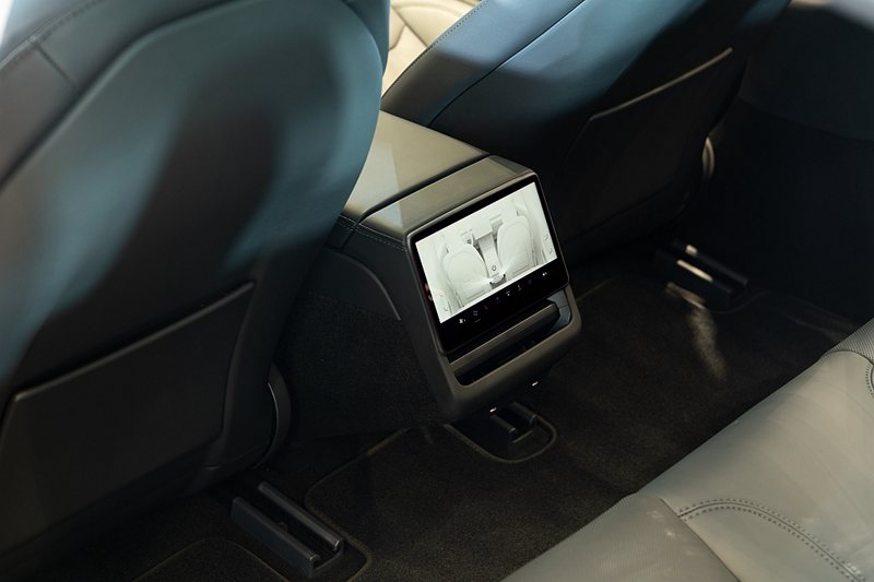 後排8吋觸控螢幕，搭配不斷透過OTA遠端軟體更新擴充的娛樂影音系統，讓駕駛與乘客皆能自在舒適地享受Model 3如移動劇院般的沉浸式體驗。 圖／Tesla提供