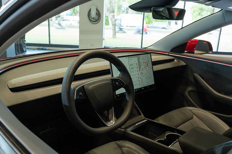 特斯拉Model 3煥新版全新方向盤設計取代傳統撥桿，完美整合包括方向燈、Autopilot自動輔助駕駛系統、語音控制、自動雨刷等常用功能，亦新增盲點警示燈，為車主打造兼具簡約設計與實用性的駕駛座艙。 圖／Tesla提供