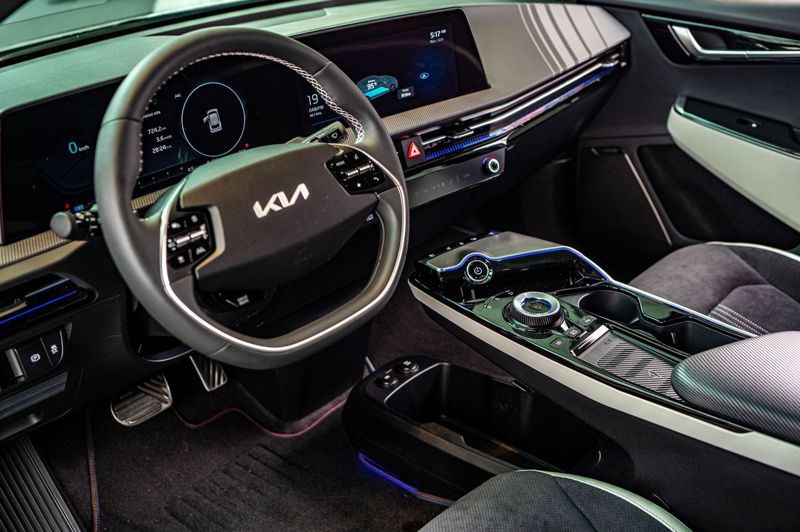 The Kia EV6 同時搭載先進動能回充科技，透過六種模式的智慧動能再生制動系統，在行駛途中更進一步有效提升續航力表現。 圖／森那美起亞提供