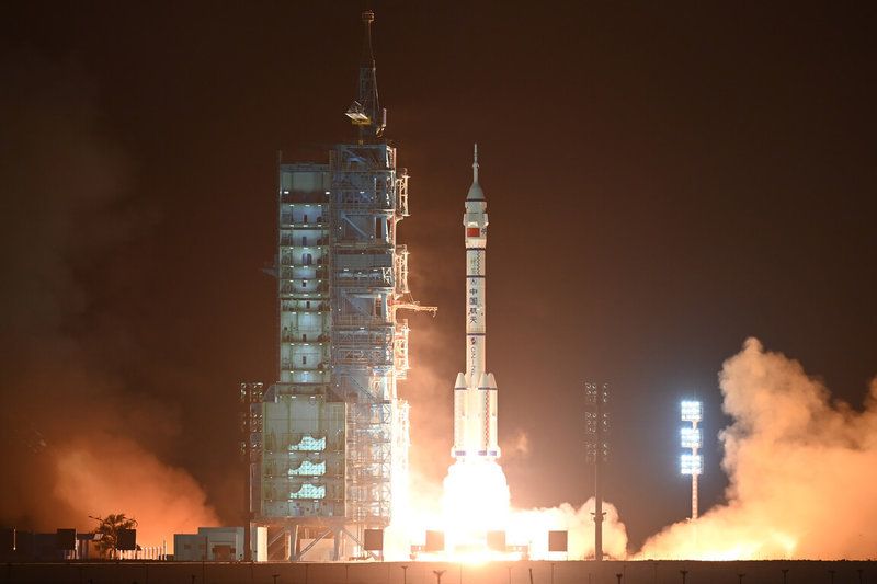 搭載中國神舟18號載人飛船的長徵二號F遙18運載火箭，25日晚上8時59分在酒泉衛星發射中心點火發射升空（圖）。進入預定軌道後，官方宣布中國2024年度首次載人發射任務取得圓滿成功。（中新社提供）中央社 113年4月25日