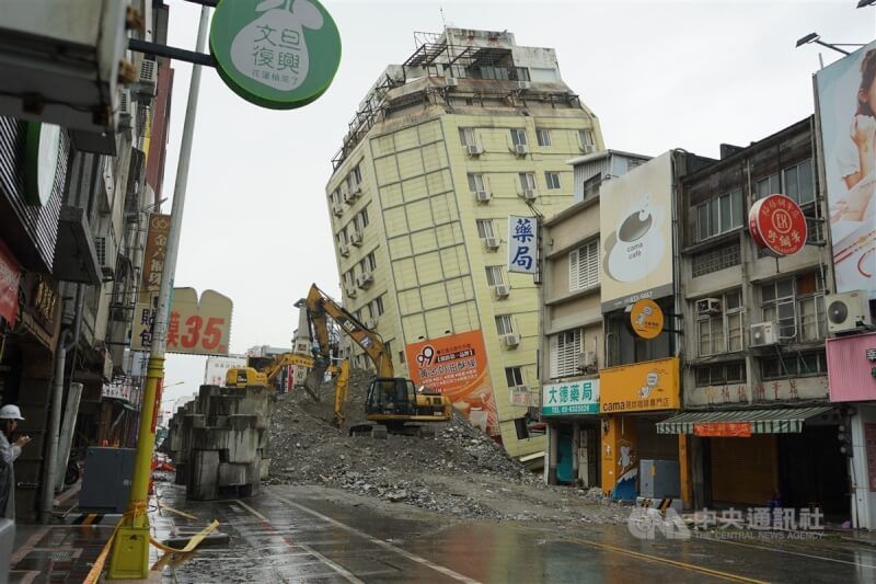 花蓮市富凱大飯店因地震而傾斜倒塌。中央社記者張祈攝 113年4月24日