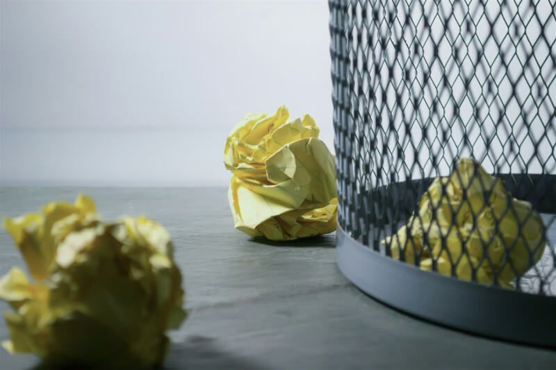 日本研究指出，在紙上寫下自己的憤怒情緒後，把紙揉成團丟進垃圾桶或送進碎紙機，有助平息怒火。（圖取自Unsplash圖庫）