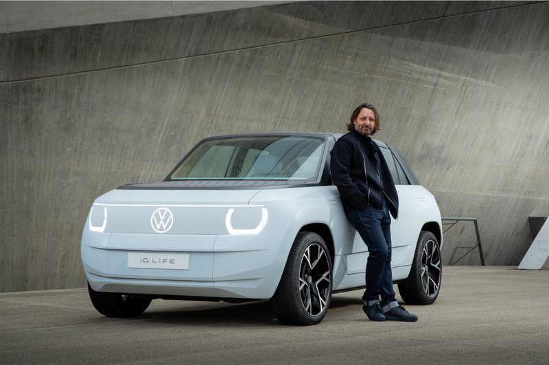 Jozef Kabaň與其設計之Volkswagen ID. Life Concept。 摘自Volkswagen