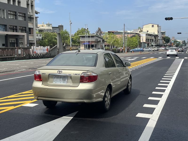 嘉義市在南興國中前畫設首座「楔型標線」，行經這標線時會讓駕駛人視覺上以為車道縮減，不自覺降低行車速度。記者李宗祐／攝影
