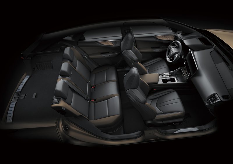 LEXUS NX 350 Overtrail版內裝採2-TONE個性化雙色內裝，與大自然色彩相互呼應，呈現低調豪華質感。 圖／和泰汽車提供