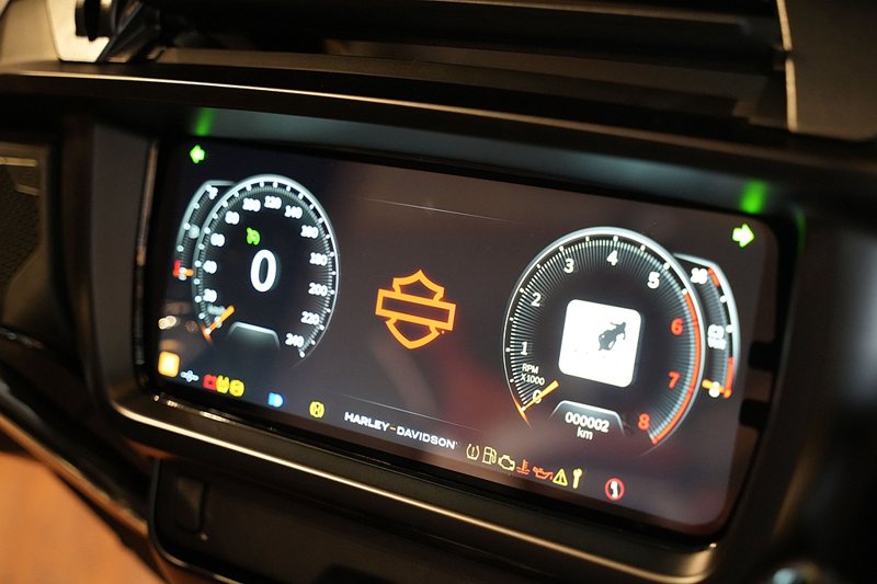 兩車款皆採用了全新Skyline OS娛樂操作系統，配備全新12.3吋防反光、防指紋的TFT彩色觸控式螢幕，比傳統6.5吋的BOOM Box GTS螢幕大了90％，整合藍芽功能、Wi-Fi技術、內建導航與Apple Carplay / Android Auto功能。 圖／太古鼎翰提供