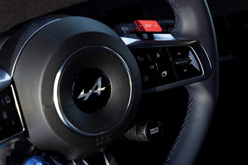 Alpine A290的方向盤上有專屬的OV按鈕，可短暫提升輸出功率。 圖／Alpine