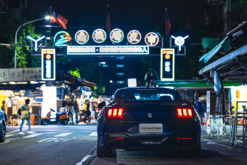 福特六和透過The All-New Ford Mustang Dark Horse Premium於台北信義區、南機場夜市等知名景點的合影，預告新世代Mustang狂潮即將席捲台灣。 圖／福特六和提供