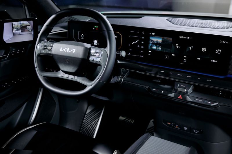 The Kia EV9以「Bold大膽」設計思維出發，並落實Kia品牌的永續設計策略，座艙採用多達10種永續材質。 圖／台灣森那美起亞提供