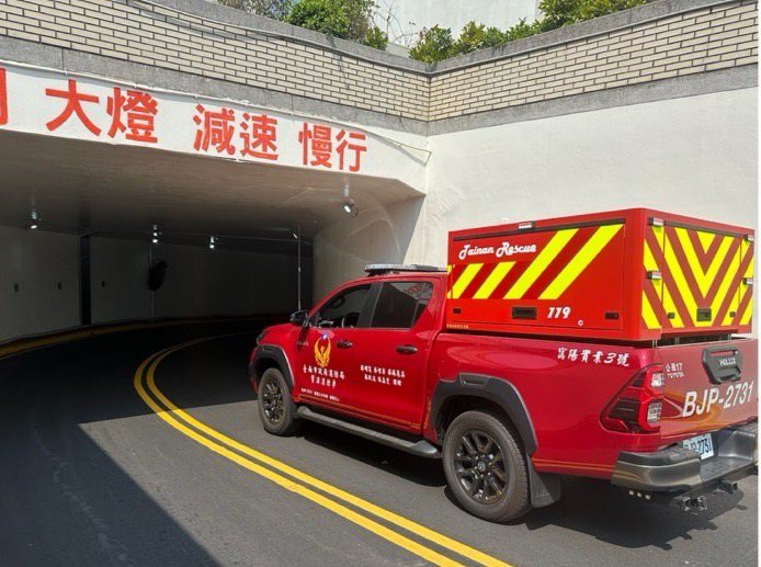 消防局推出多功能細水霧救助皮卡車，可快速進入海安路地下停車場滅火。圖／台南市消防局提供