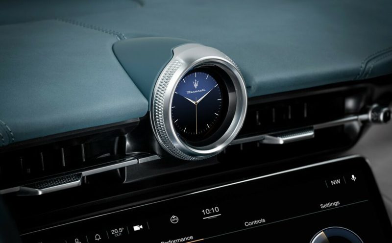中控台上方捨棄傳統時鐘，更換為數位時鐘， 圖／Maserati