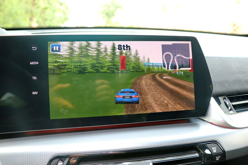 增加第三方應用程式還可以讓你在車上玩賽車遊戲。 記者陳威任／攝影