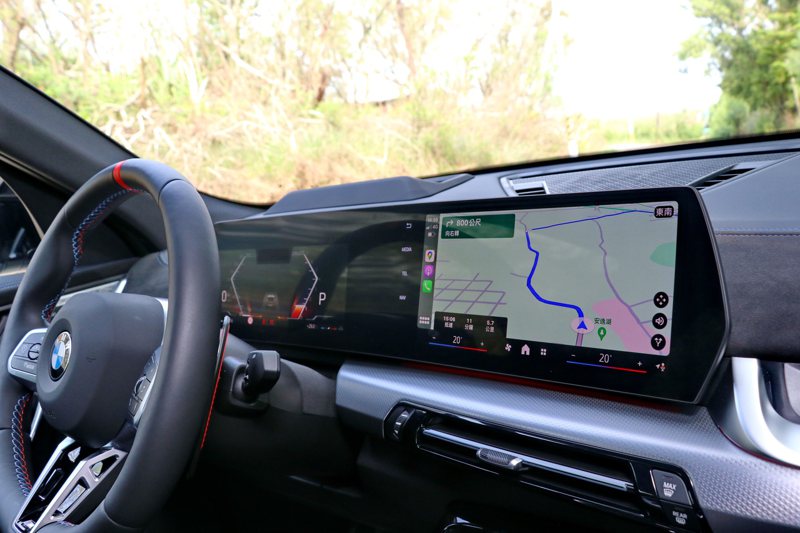 新世代車款配置的懸浮式曲面螢幕，由10.25吋虛擬數位儀錶搭配10.7吋中控觸控螢幕。 記者陳威任／攝影