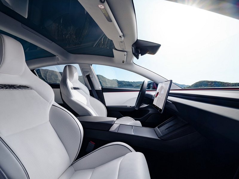 全新通風跑車座椅搭配特斯拉Model 3 Performance版本獨有的車內碳纖維編織飾板設計。 圖／Tesla提供